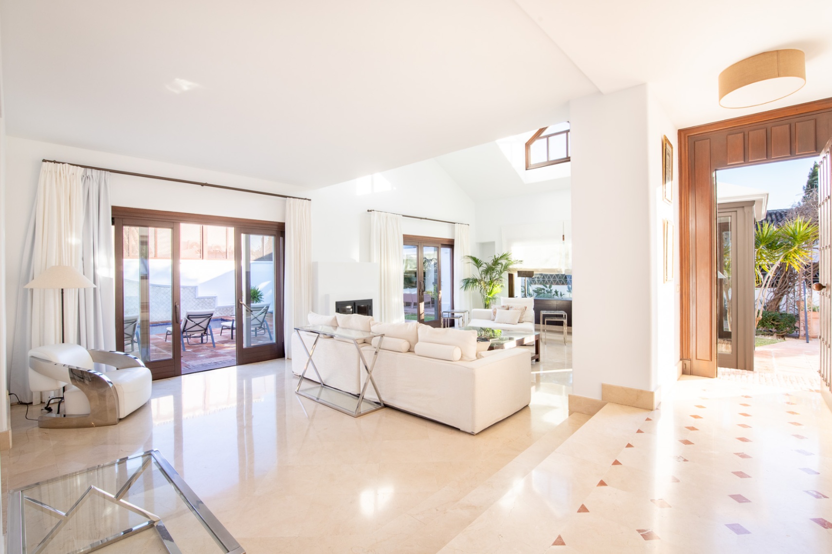 Nuevo lanzamiento al mercado de esta pintoresca villa en el centro del campo de golf de Guadalmina