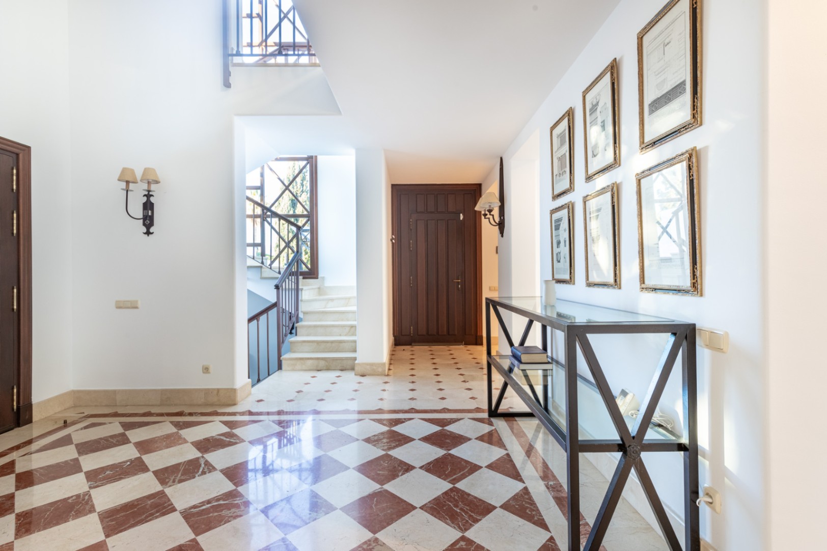 Nuevo lanzamiento al mercado de esta pintoresca villa en el centro del campo de golf de Guadalmina