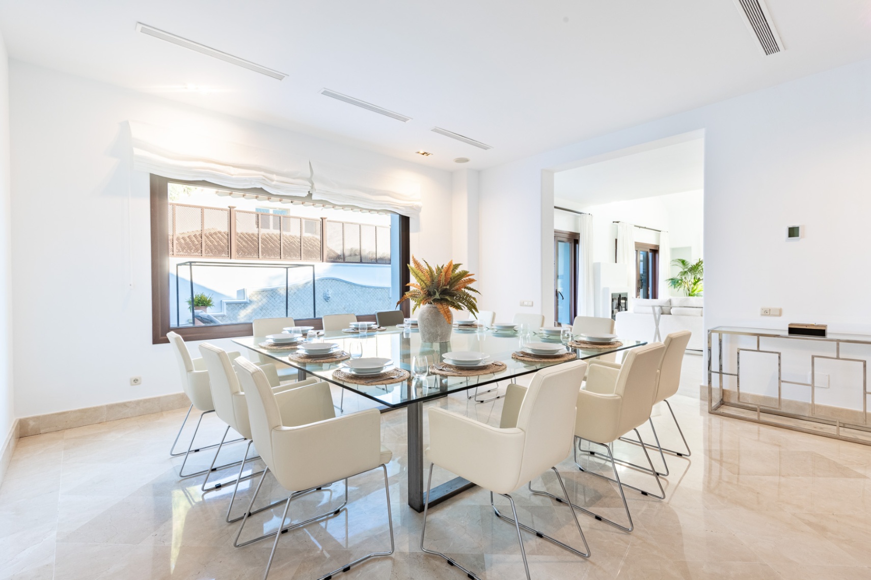 Nuevo lanzamiento al mercado de esta pintoresca villa en el centro del campo de golf de Guadalmina
