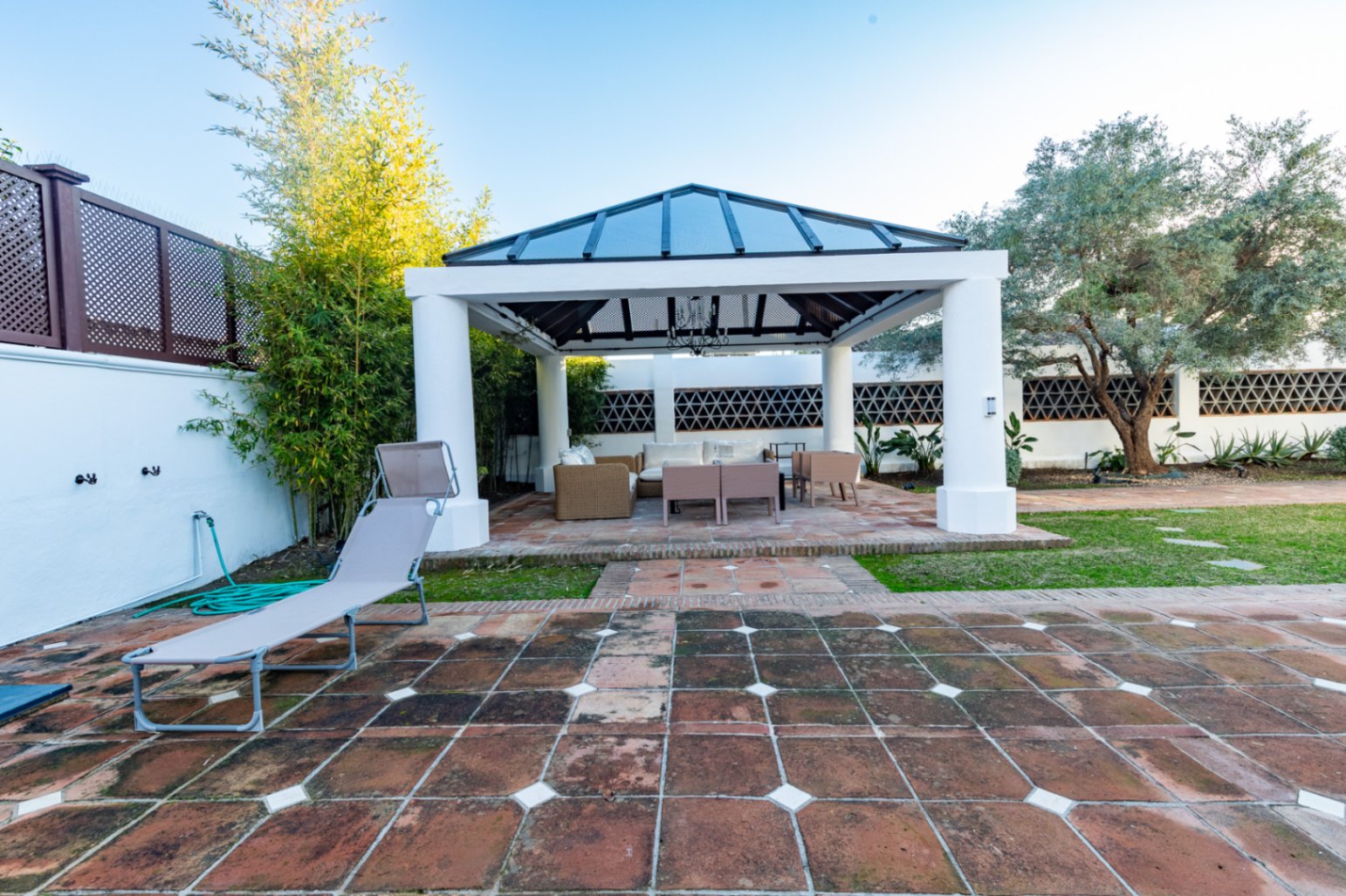 Nuevo lanzamiento al mercado de esta pintoresca villa en el centro del campo de golf de Guadalmina