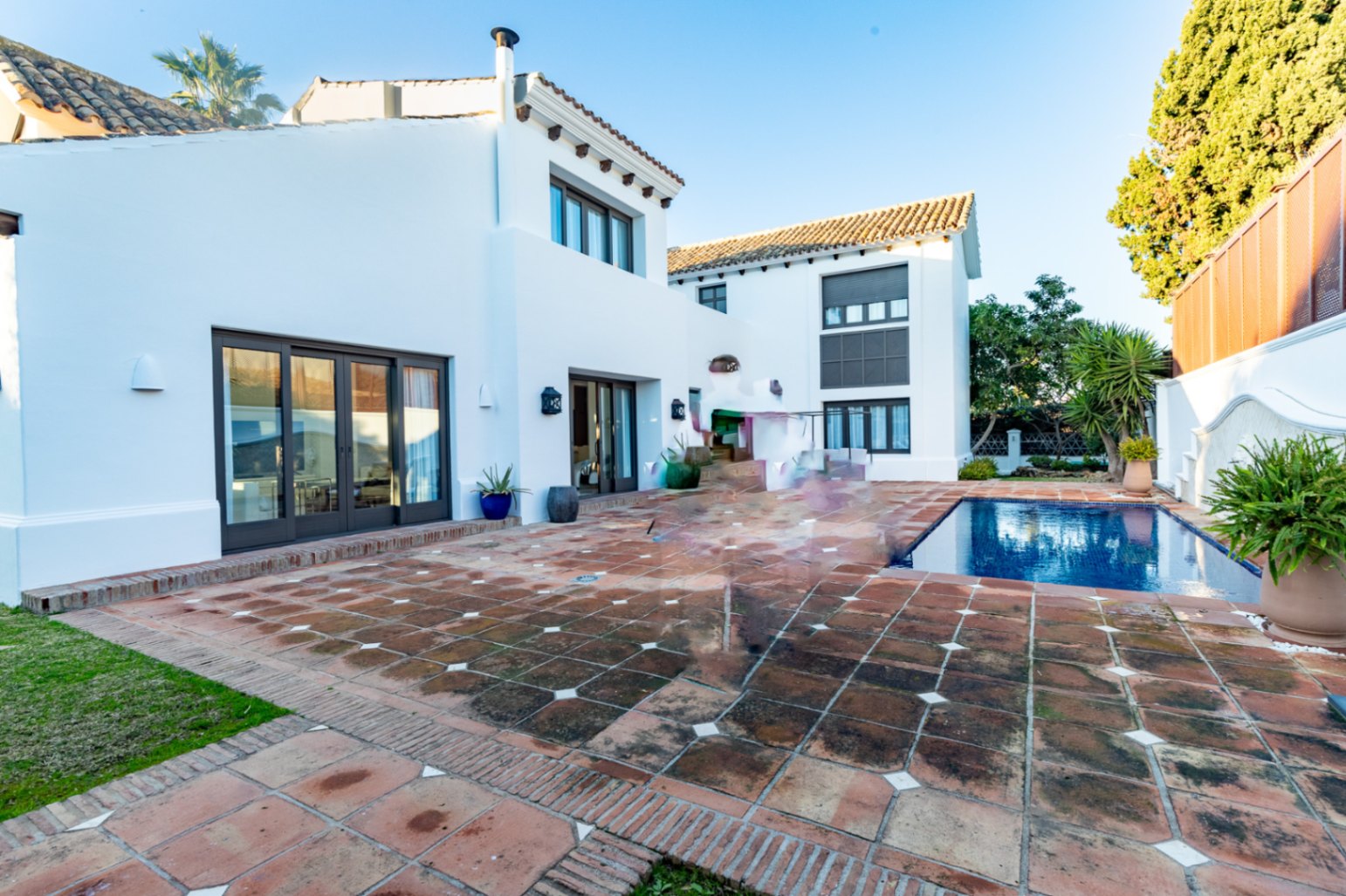 Nuevo lanzamiento al mercado de esta pintoresca villa en el centro del campo de golf de Guadalmina