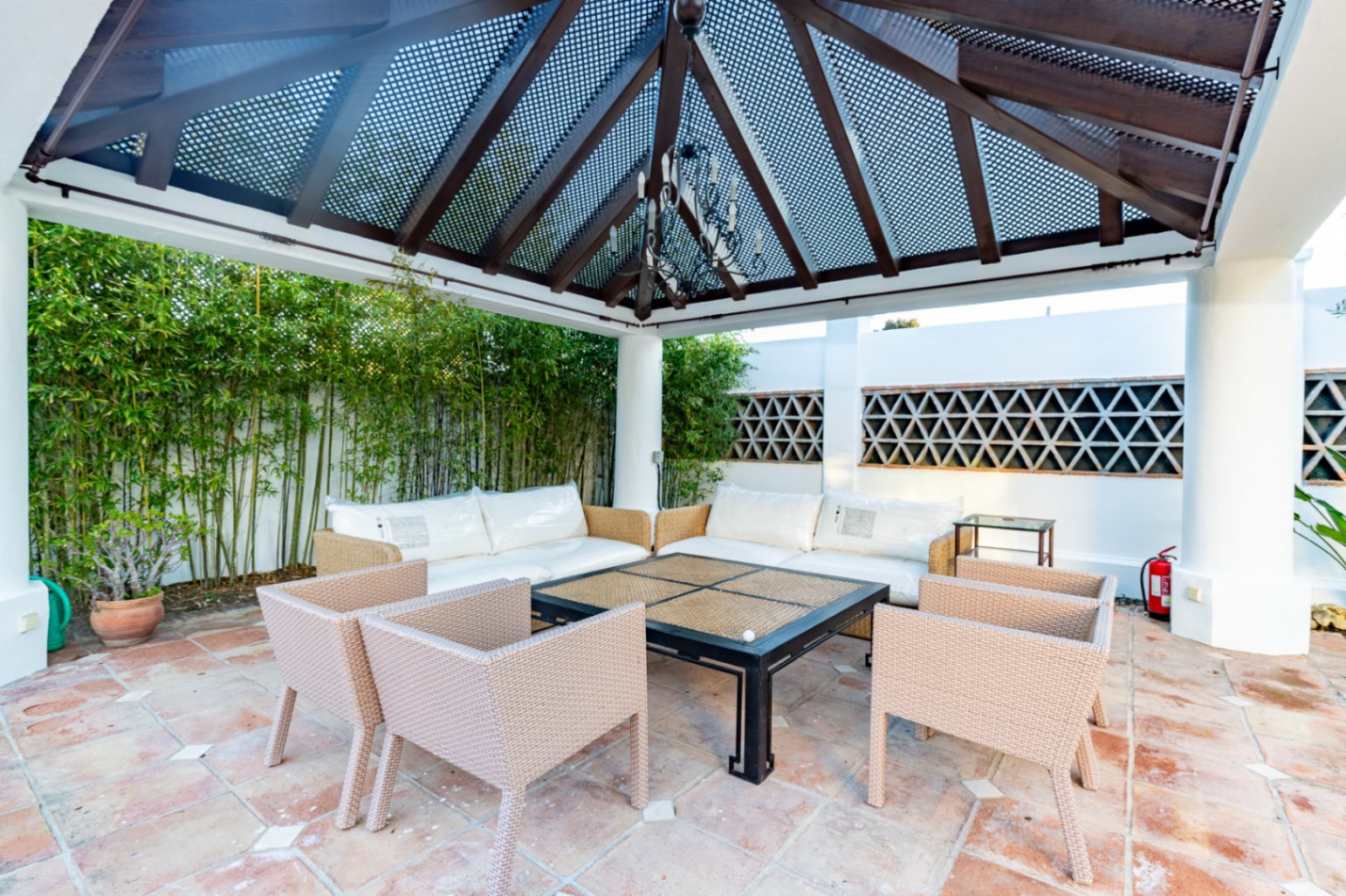 Nuevo lanzamiento al mercado de esta pintoresca villa en el centro del campo de golf de Guadalmina