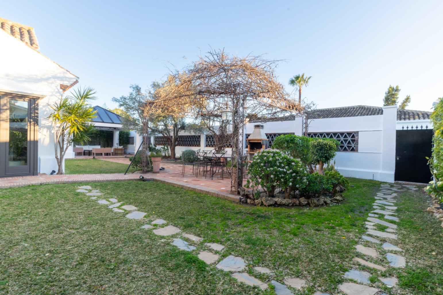 Nuevo lanzamiento al mercado de esta pintoresca villa en el centro del campo de golf de Guadalmina