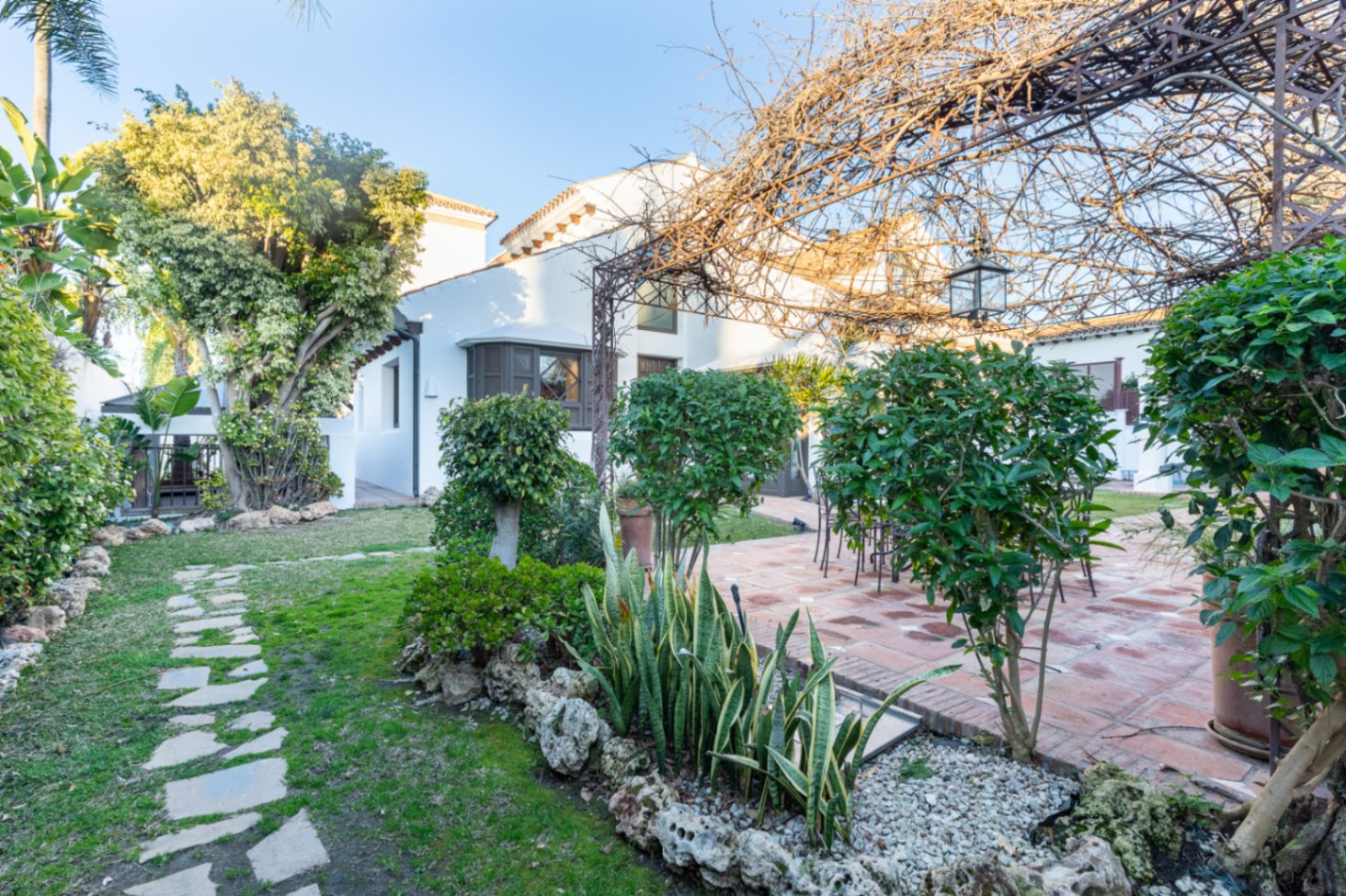 Nuevo lanzamiento al mercado de esta pintoresca villa en el centro del campo de golf de Guadalmina