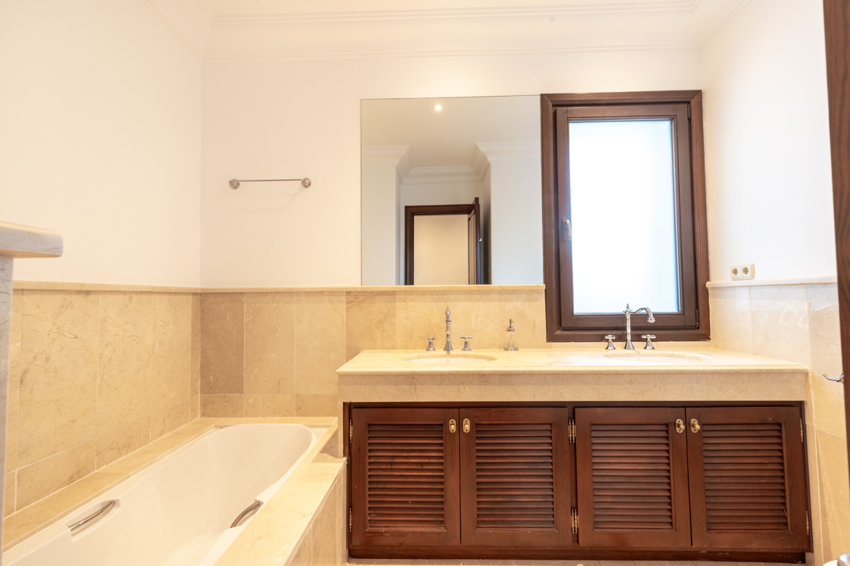 Nuevo lanzamiento al mercado de esta pintoresca villa en el centro del campo de golf de Guadalmina