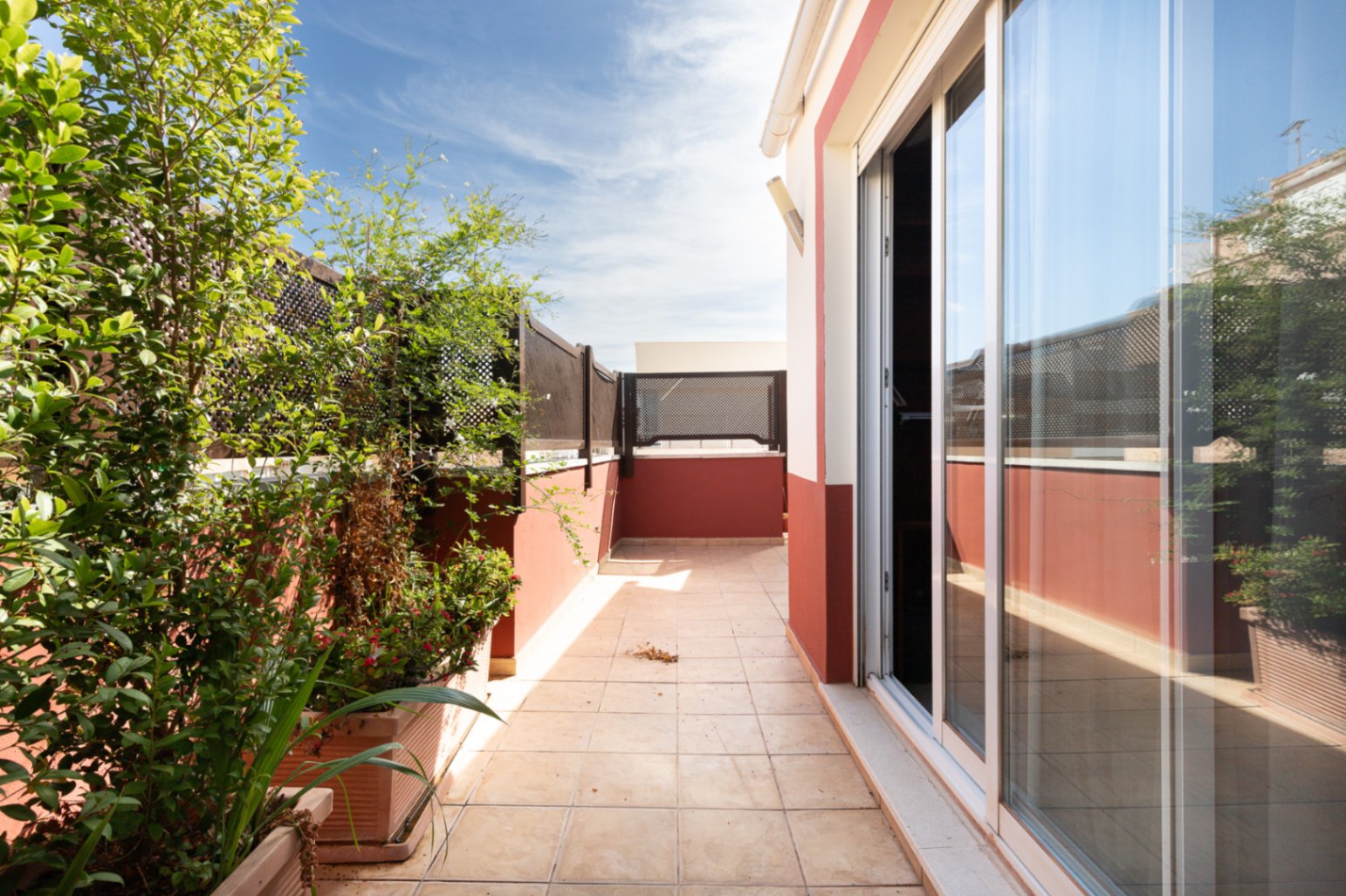 Increible gran atico de 5 dormitorios en marbella centro con vistas al mar y parking