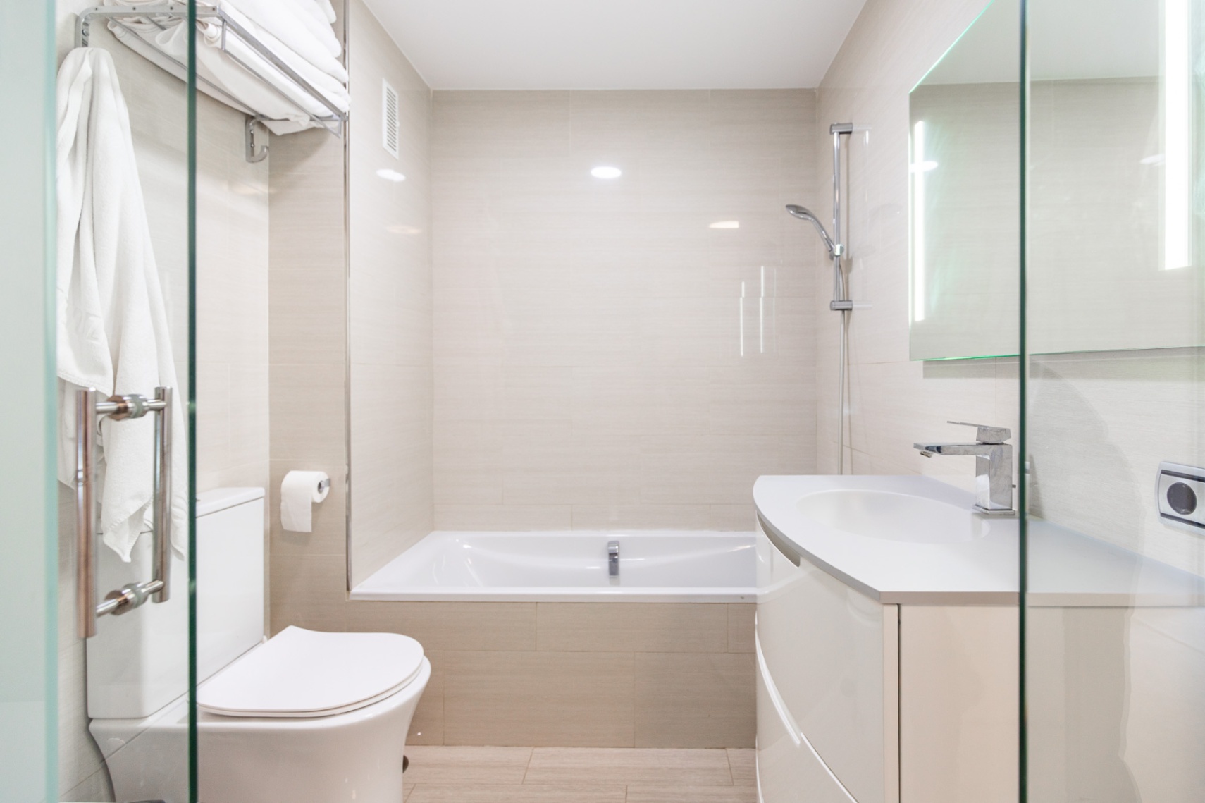Moderno, luminoso apartamento de 3 dormitorios y a pasos del mar — el estilo de vida que siempre soñaste