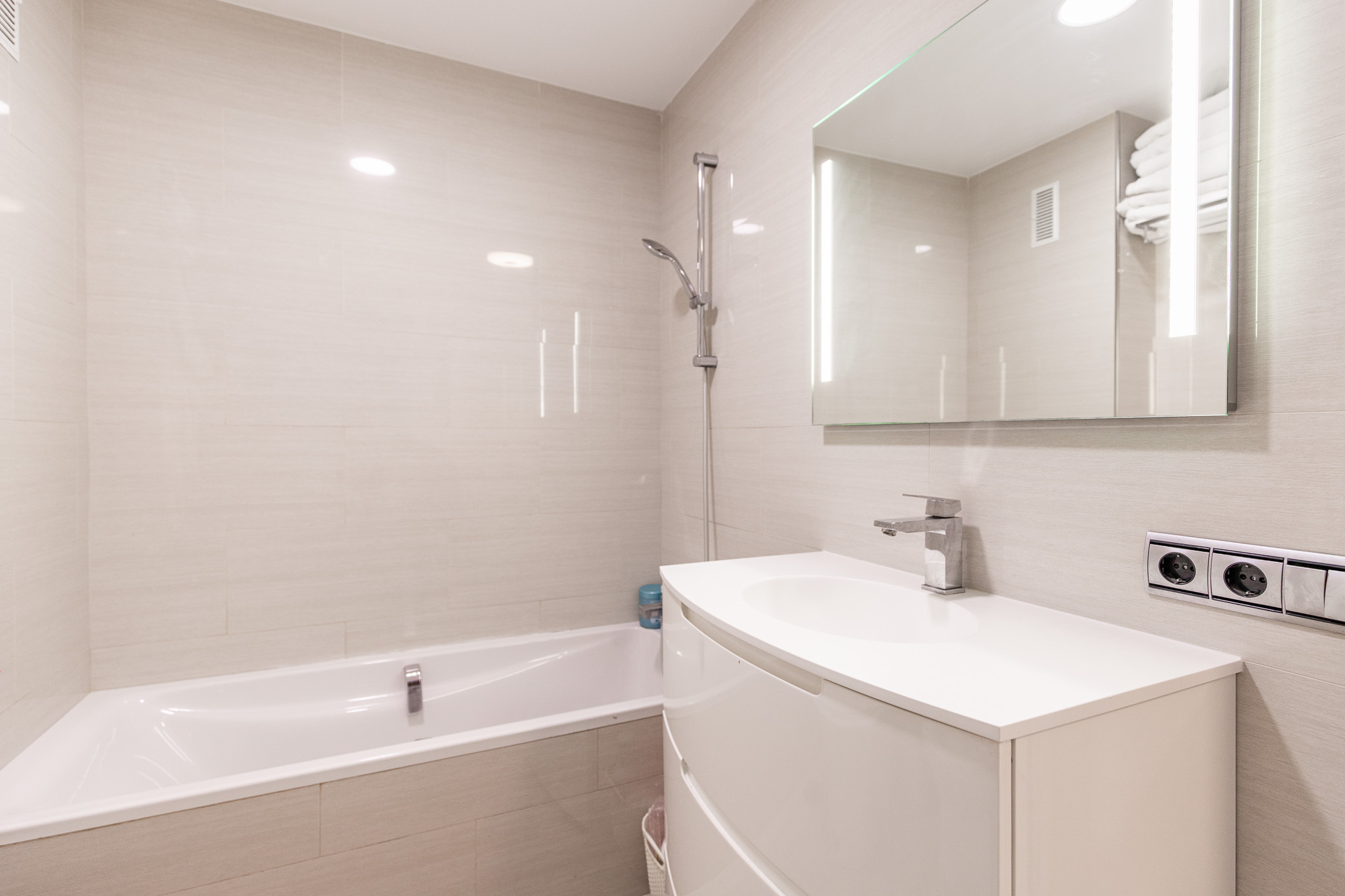 Moderno, luminoso apartamento de 3 dormitorios y a pasos del mar — el estilo de vida que siempre soñaste