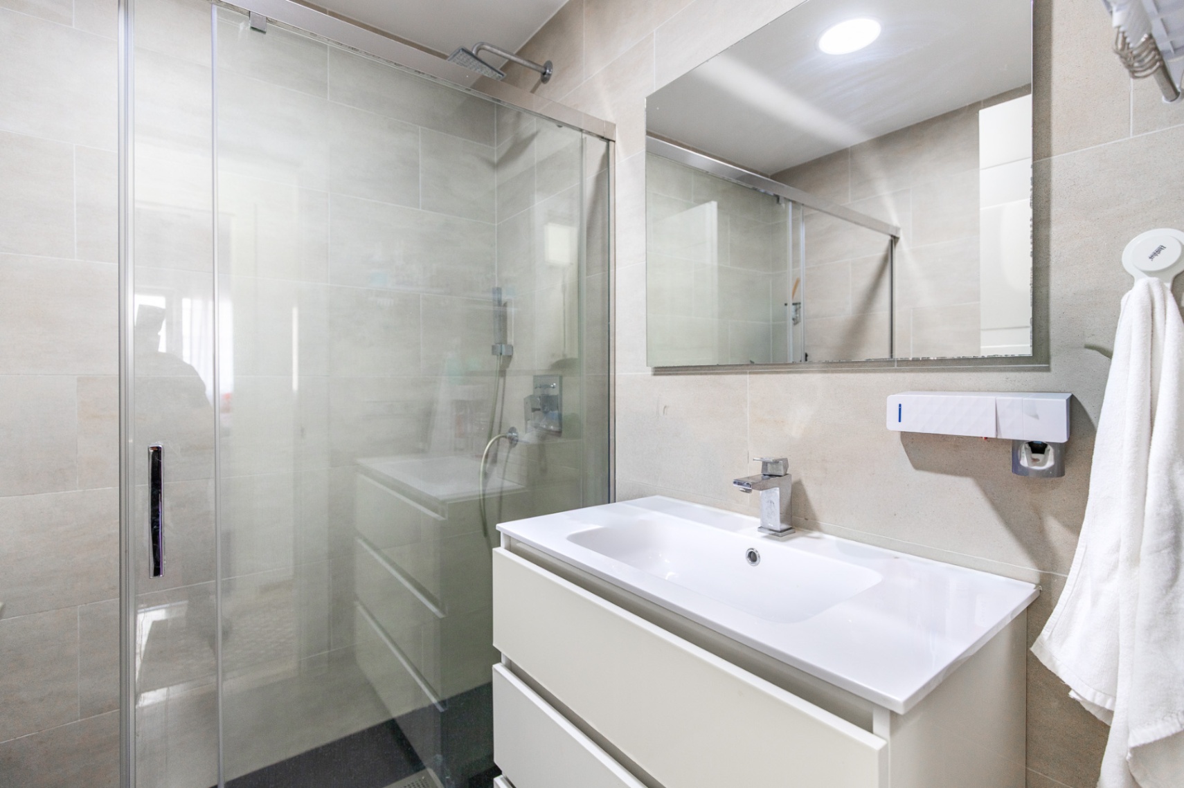 Moderno, luminoso apartamento de 3 dormitorios y a pasos del mar — el estilo de vida que siempre soñaste