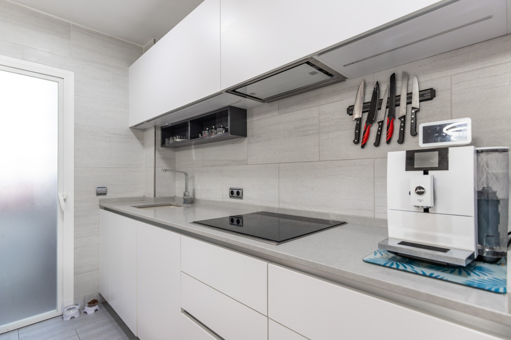 Moderno, luminoso apartamento de 3 dormitorios y a pasos del mar — el estilo de vida que siempre soñaste