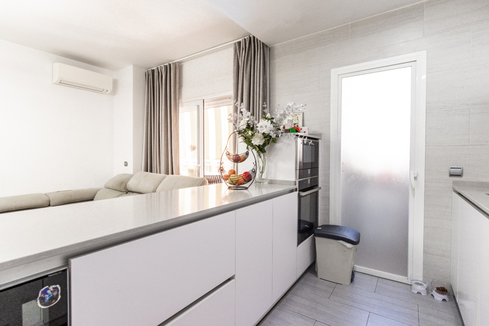 Moderno, luminoso apartamento de 3 dormitorios y a pasos del mar — el estilo de vida que siempre soñaste