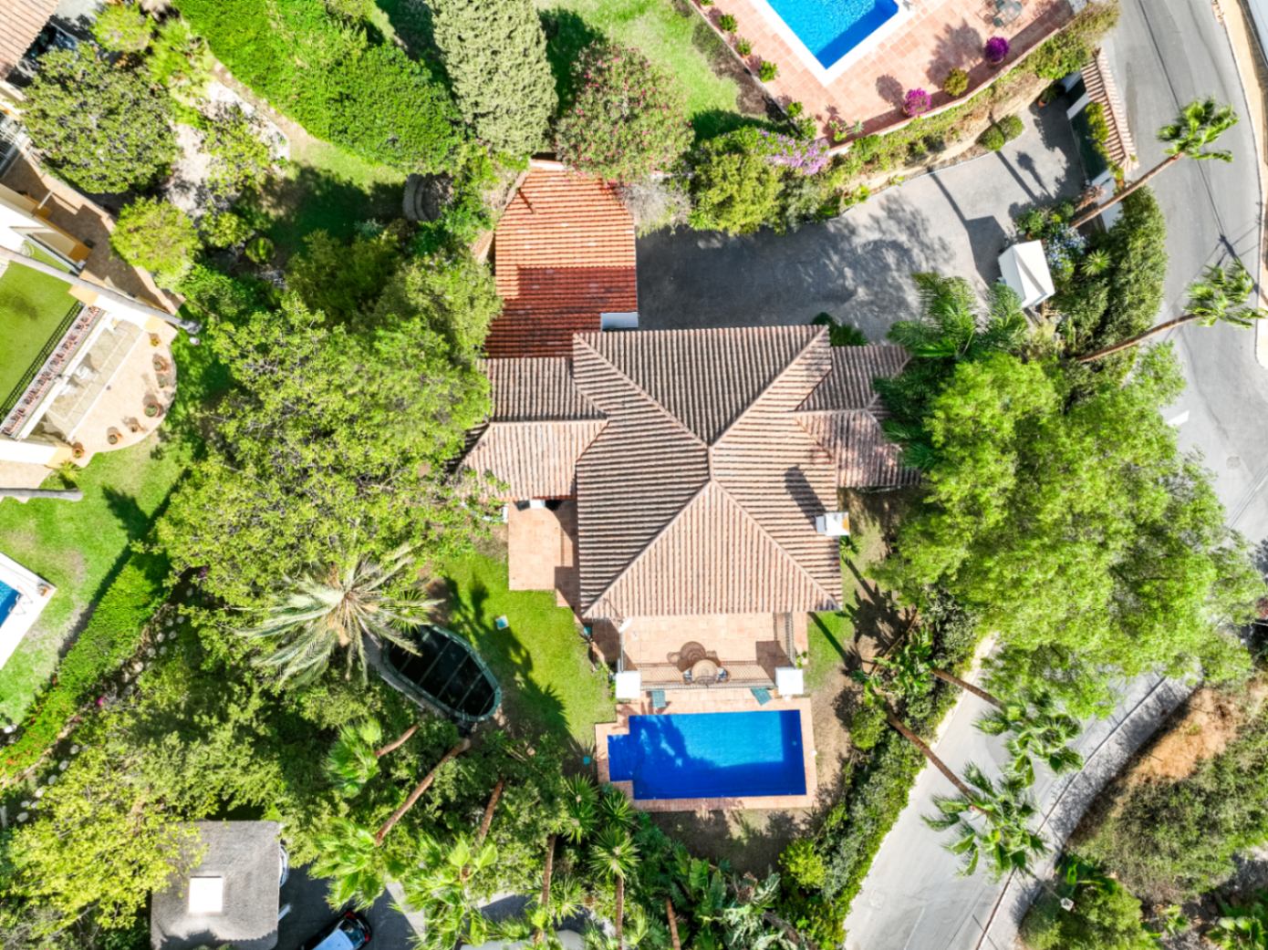 Charmig fristående villa i Marbella Öst – Havsutsikt, mogen trädgård och en unik möjlighet