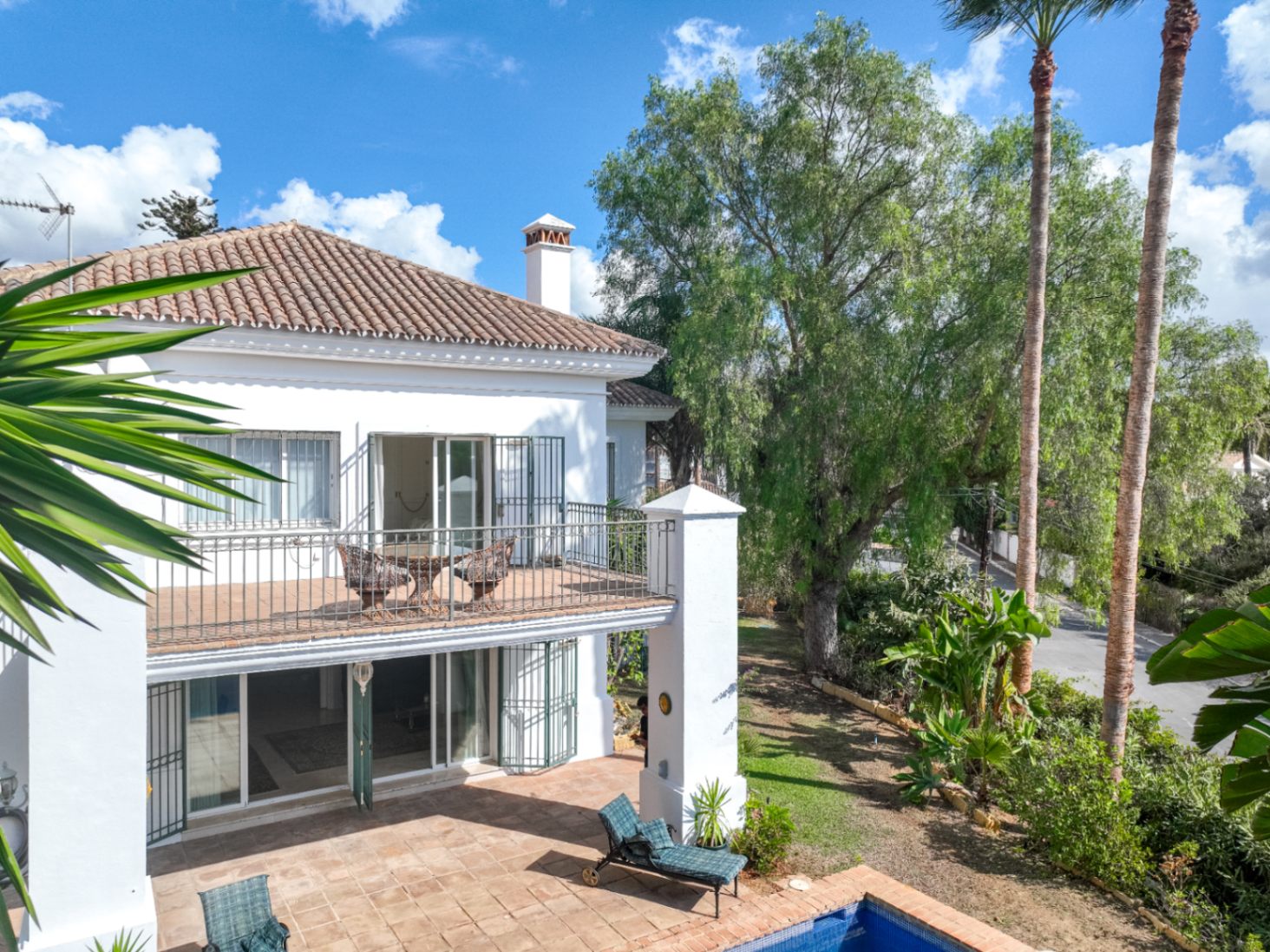 Charmig fristående villa i Marbella Öst – Havsutsikt, mogen trädgård och en unik möjlighet