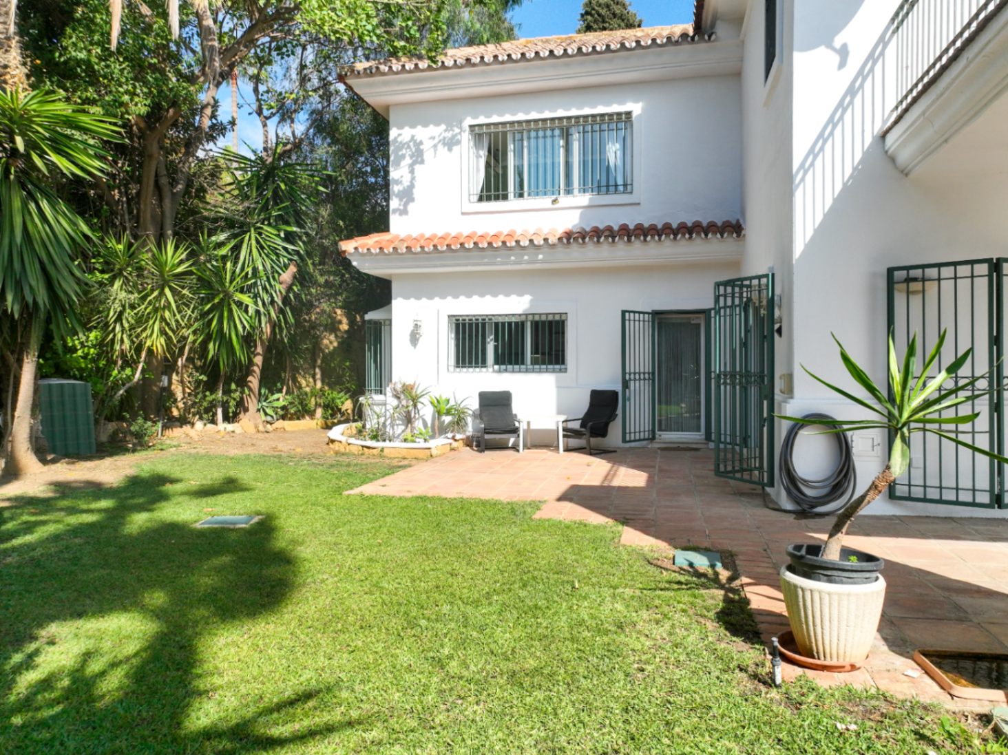 Charmig fristående villa i Marbella Öst – Havsutsikt, mogen trädgård och en unik möjlighet