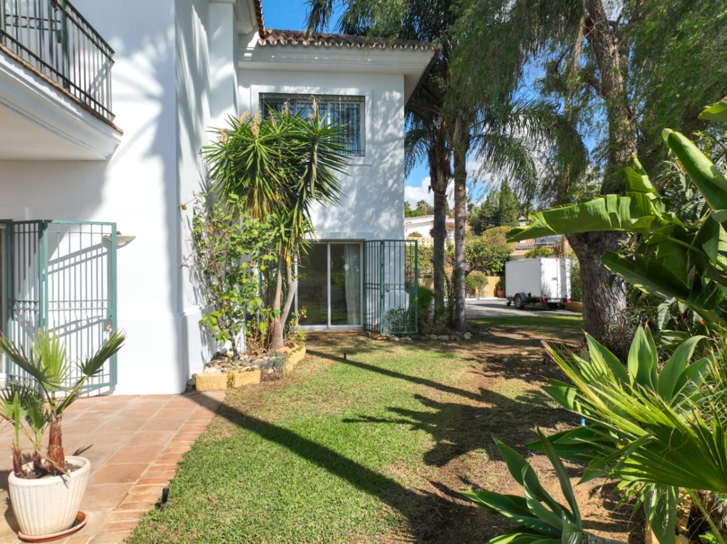 Charmig fristående villa i Marbella Öst – Havsutsikt, mogen trädgård och en unik möjlighet