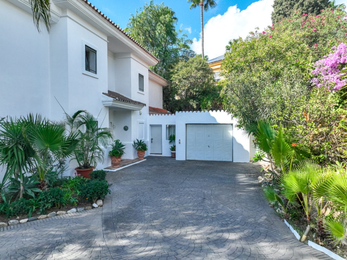 Charmig fristående villa i Marbella Öst – Havsutsikt, mogen trädgård och en unik möjlighet