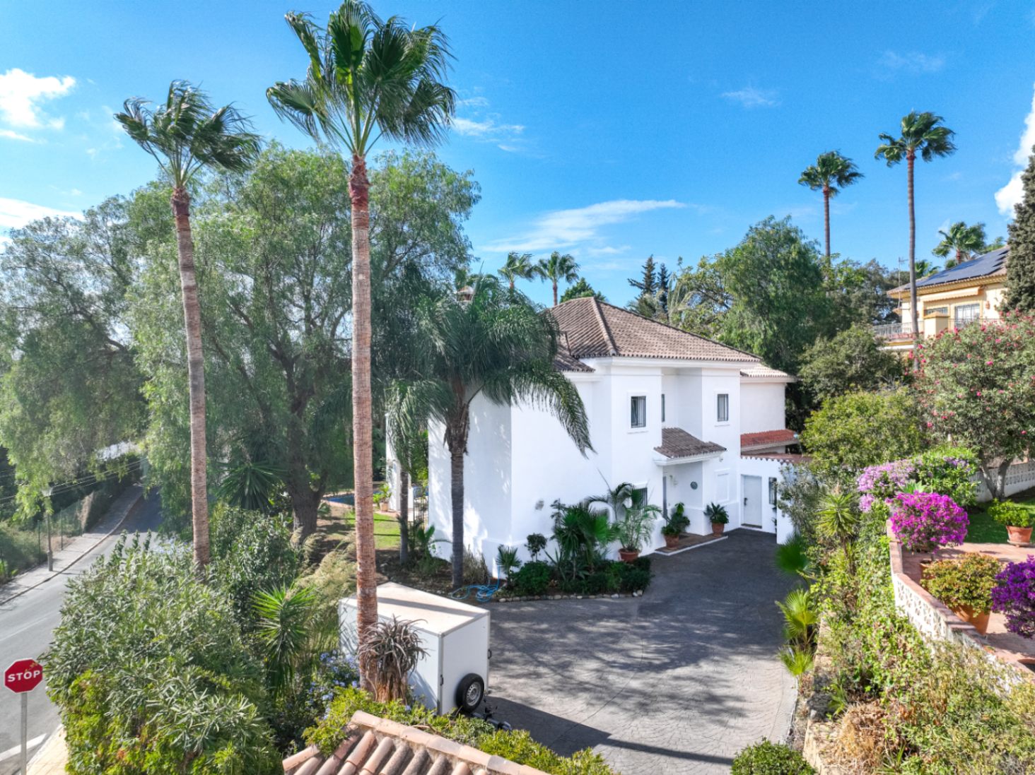 Charmig fristående villa i Marbella Öst – Havsutsikt, mogen trädgård och en unik möjlighet