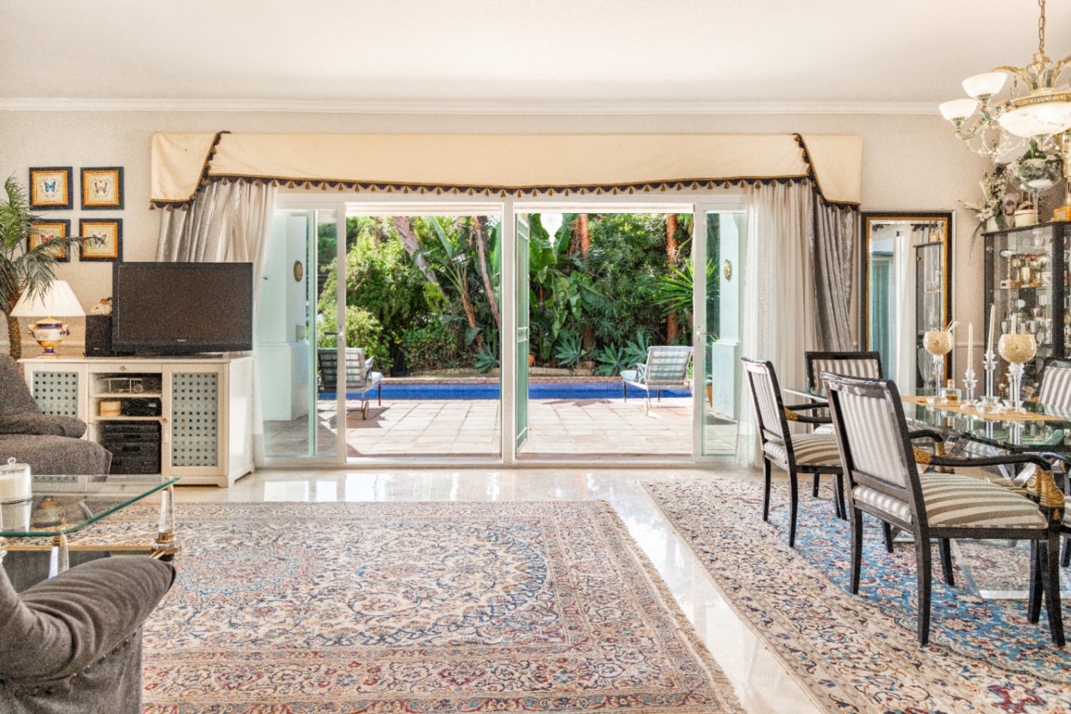 Charmig fristående villa i Marbella Öst – Havsutsikt, mogen trädgård och en unik möjlighet