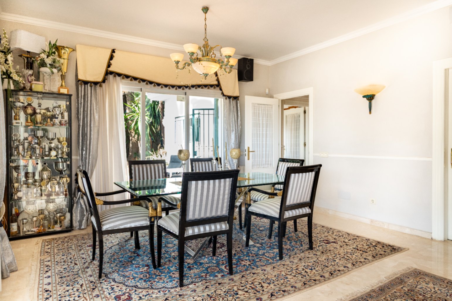 Charmig fristående villa i Marbella Öst – Havsutsikt, mogen trädgård och en unik möjlighet