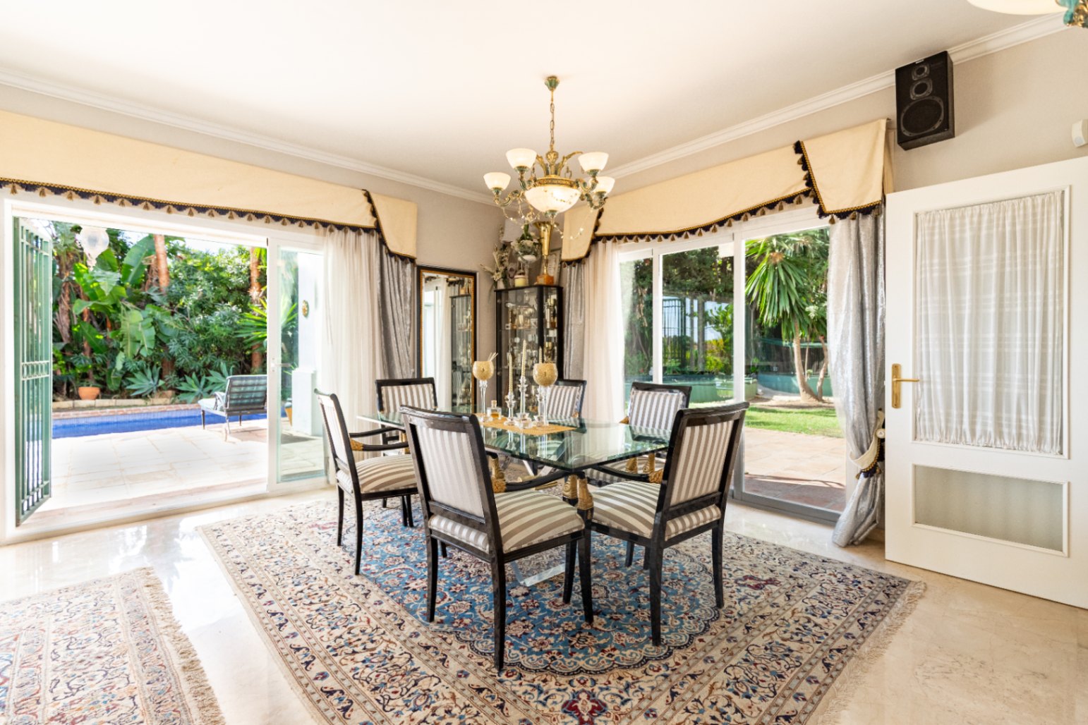 Charmig fristående villa i Marbella Öst – Havsutsikt, mogen trädgård och en unik möjlighet