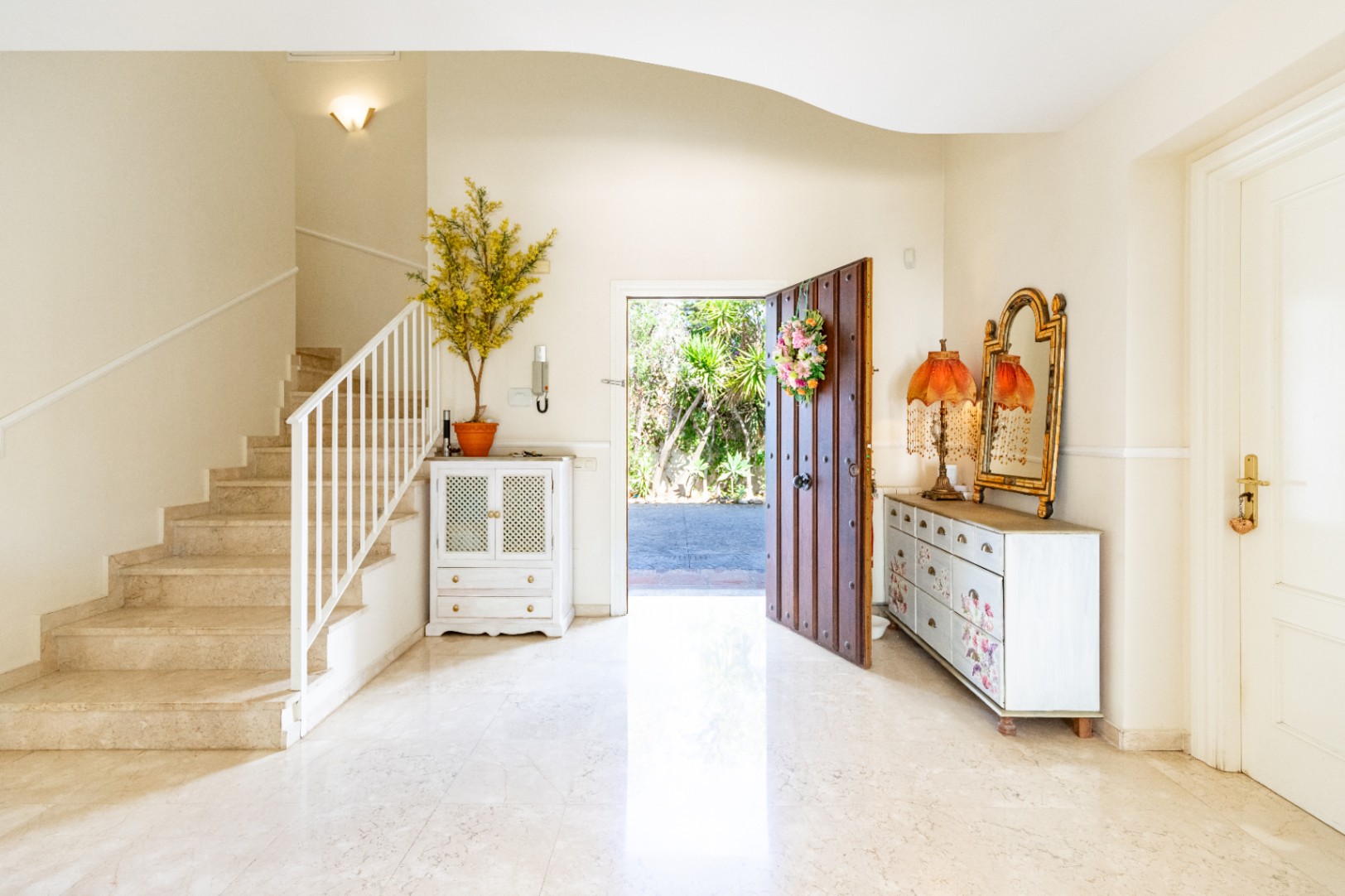 Charmig fristående villa i Marbella Öst – Havsutsikt, mogen trädgård och en unik möjlighet