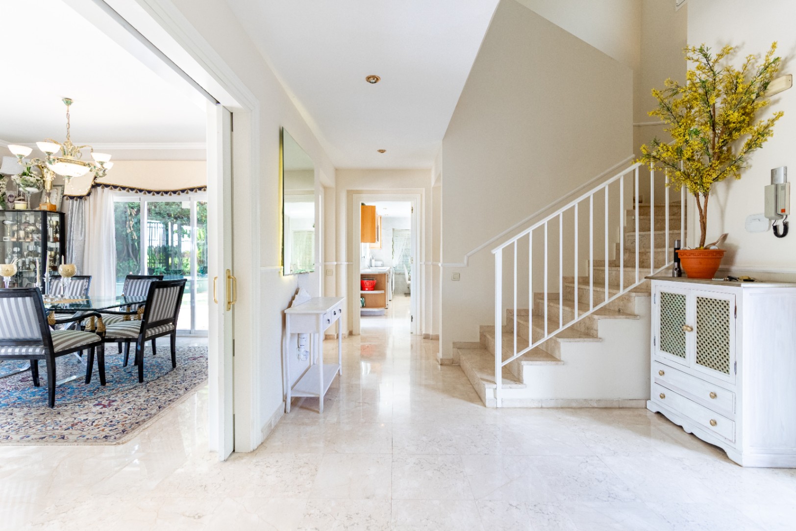Charmig fristående villa i Marbella Öst – Havsutsikt, mogen trädgård och en unik möjlighet