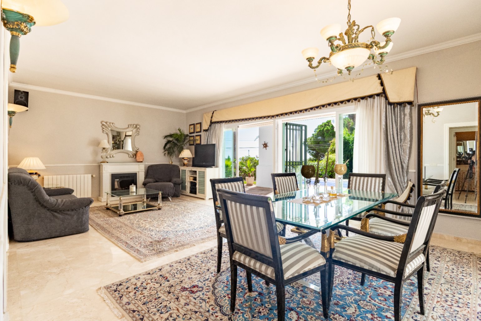 Charmig fristående villa i Marbella Öst – Havsutsikt, mogen trädgård och en unik möjlighet