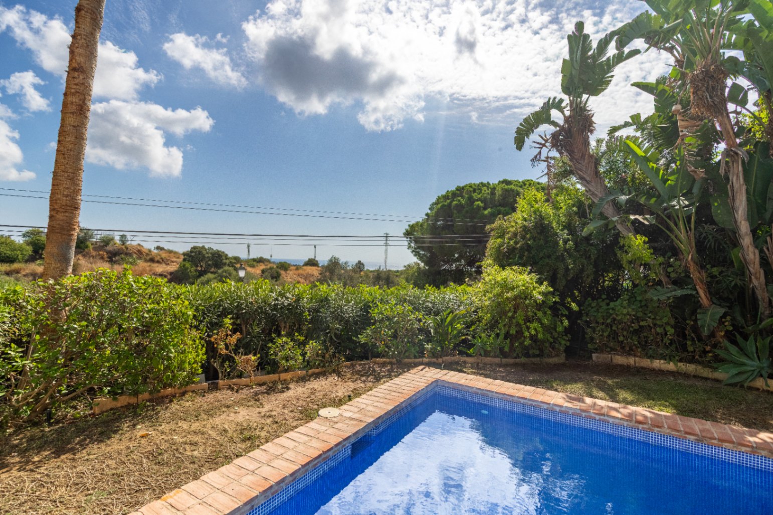 Charmig fristående villa i Marbella Öst – Havsutsikt, mogen trädgård och en unik möjlighet