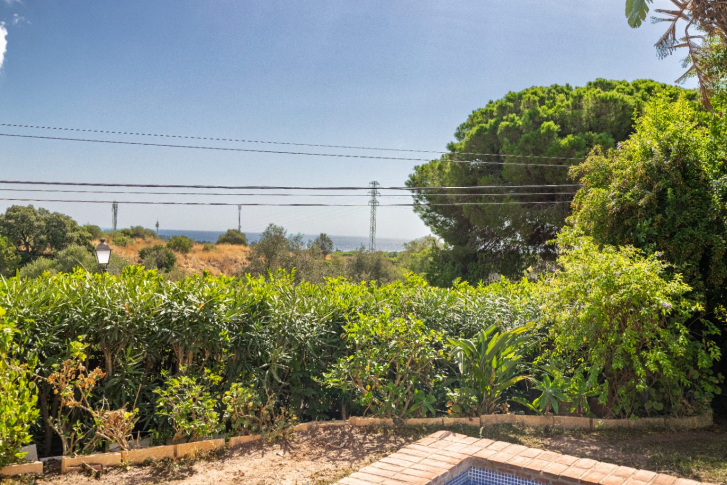 Charmig fristående villa i Marbella Öst – Havsutsikt, mogen trädgård och en unik möjlighet