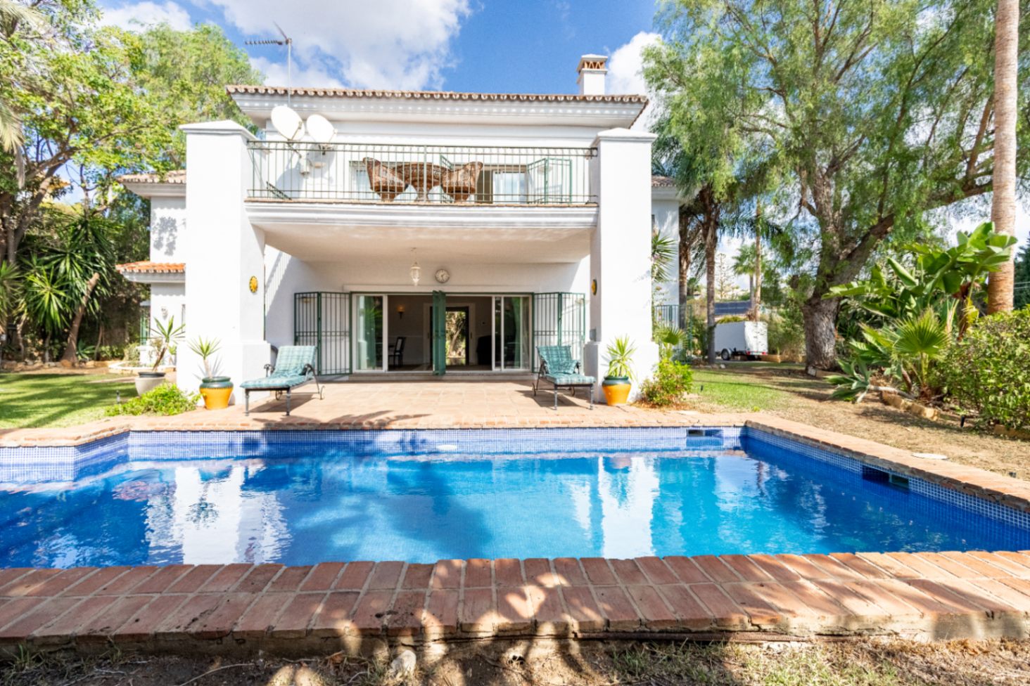 Charmig fristående villa i Marbella Öst – Havsutsikt, mogen trädgård och en unik möjlighet