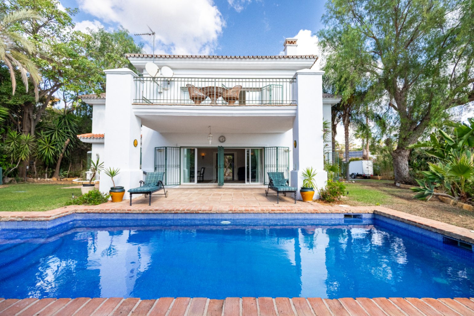 Charmig fristående villa i Marbella Öst – Havsutsikt, mogen trädgård och en unik möjlighet