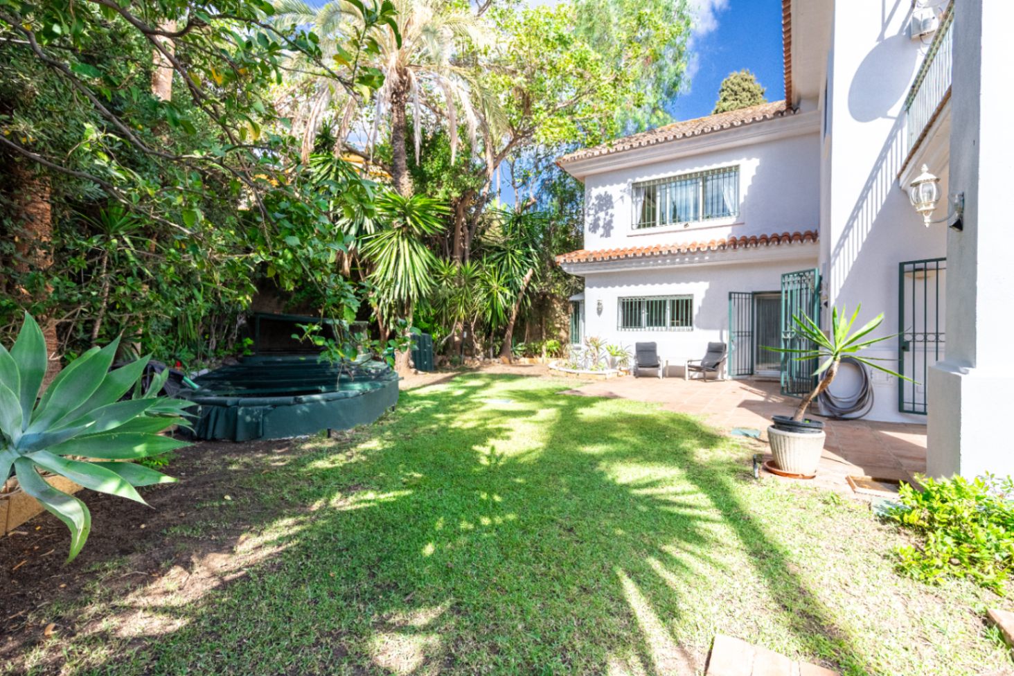 Charmig fristående villa i Marbella Öst – Havsutsikt, mogen trädgård och en unik möjlighet