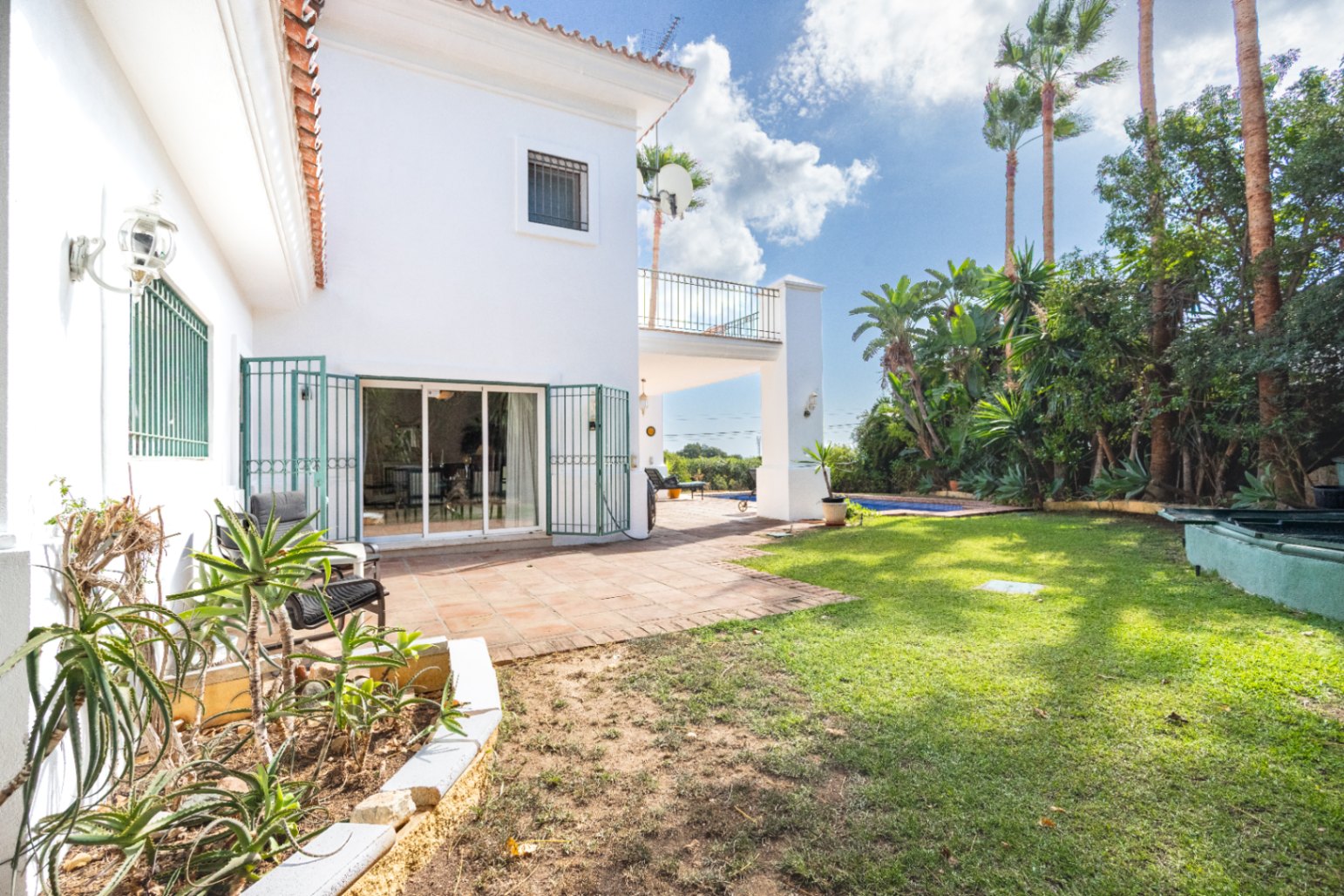 Charmig fristående villa i Marbella Öst – Havsutsikt, mogen trädgård och en unik möjlighet