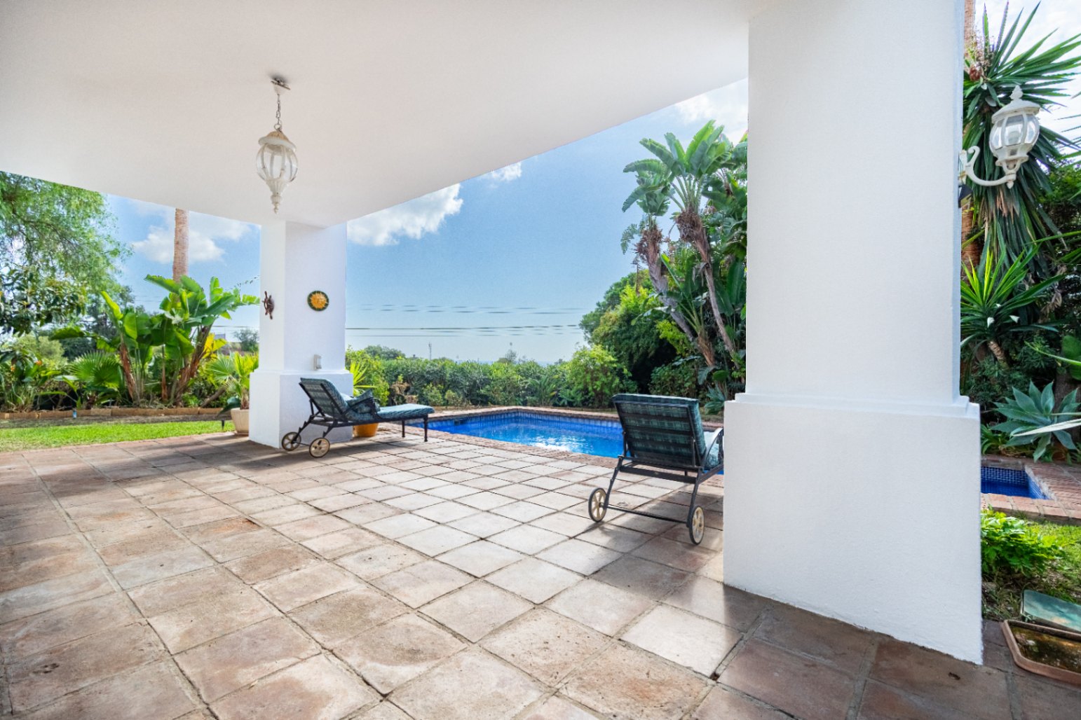 Charmig fristående villa i Marbella Öst – Havsutsikt, mogen trädgård och en unik möjlighet