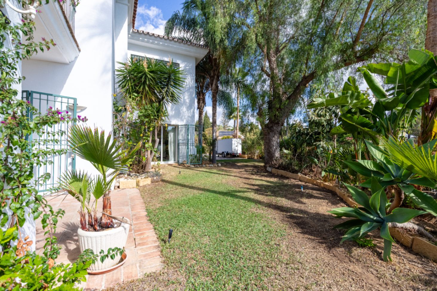Charmig fristående villa i Marbella Öst – Havsutsikt, mogen trädgård och en unik möjlighet