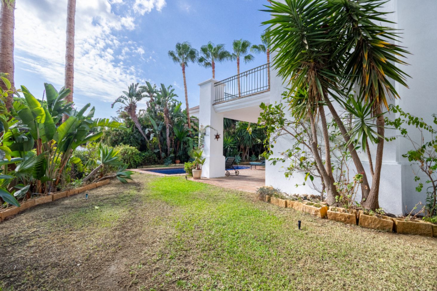 Charmig fristående villa i Marbella Öst – Havsutsikt, mogen trädgård och en unik möjlighet