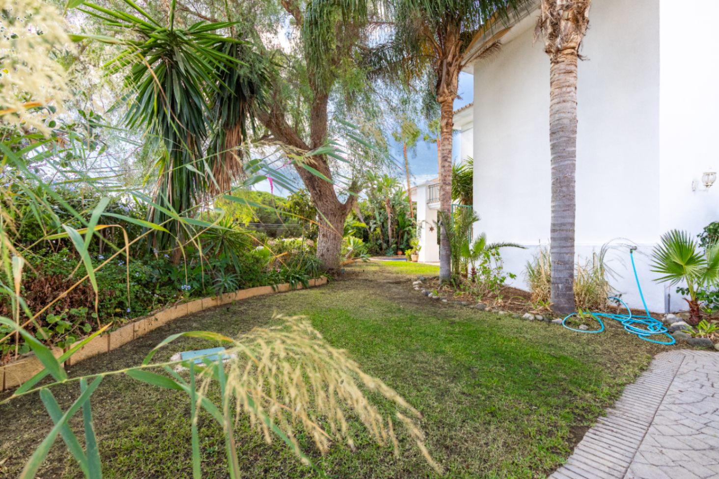 Charmig fristående villa i Marbella Öst – Havsutsikt, mogen trädgård och en unik möjlighet