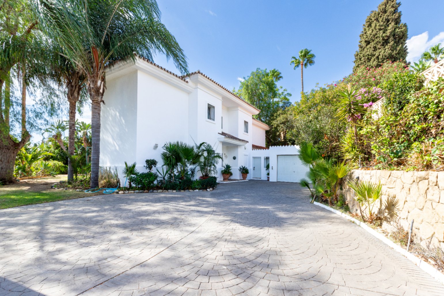 Charmig fristående villa i Marbella Öst – Havsutsikt, mogen trädgård och en unik möjlighet