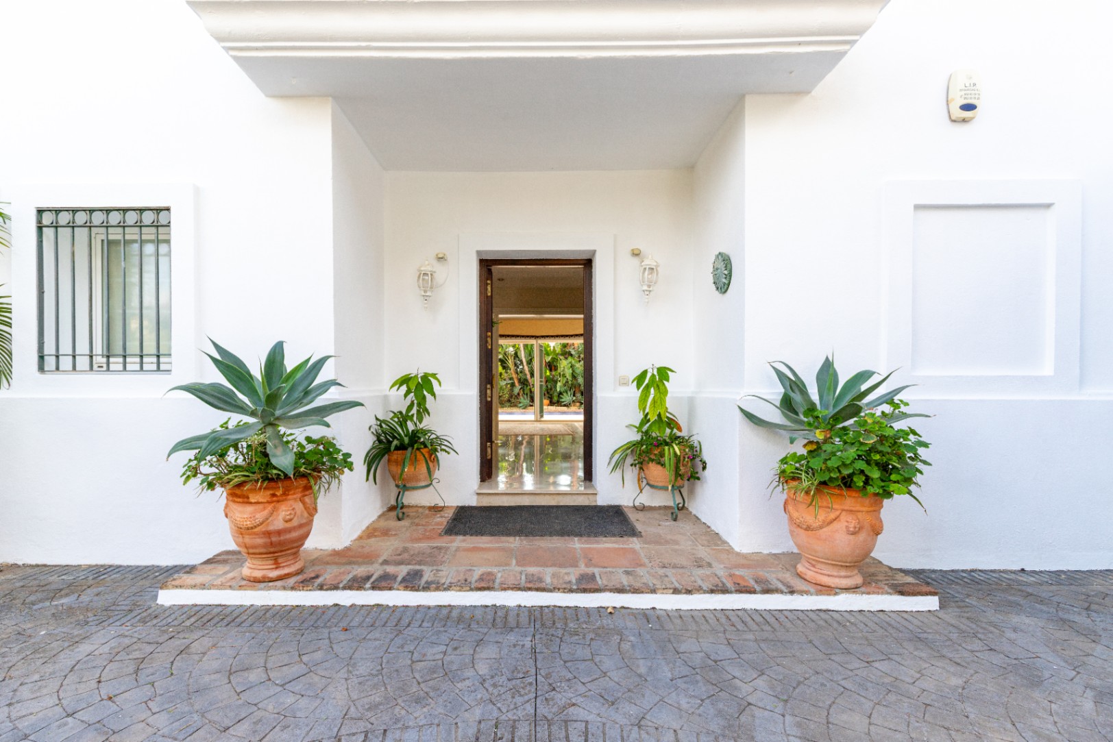 Charmig fristående villa i Marbella Öst – Havsutsikt, mogen trädgård och en unik möjlighet