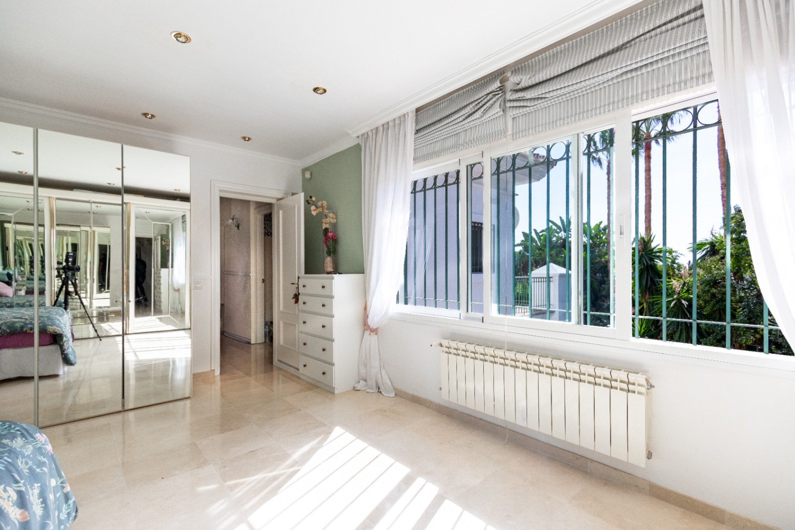 Charmig fristående villa i Marbella Öst – Havsutsikt, mogen trädgård och en unik möjlighet