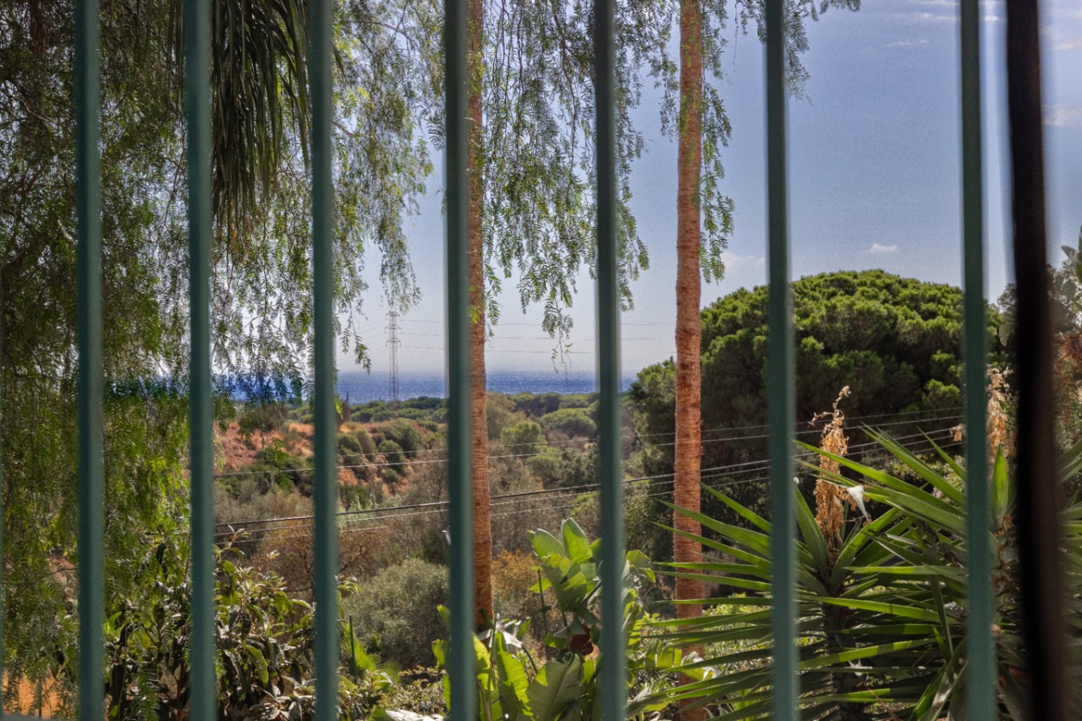 Charmig fristående villa i Marbella Öst – Havsutsikt, mogen trädgård och en unik möjlighet
