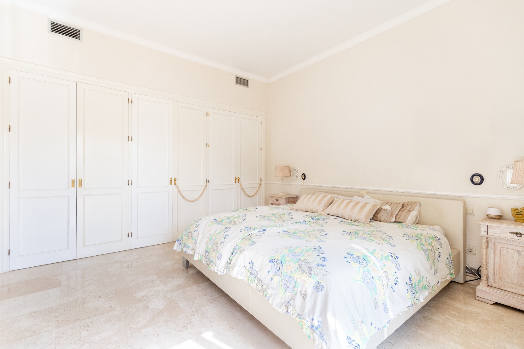 Charmig fristående villa i Marbella Öst – Havsutsikt, mogen trädgård och en unik möjlighet
