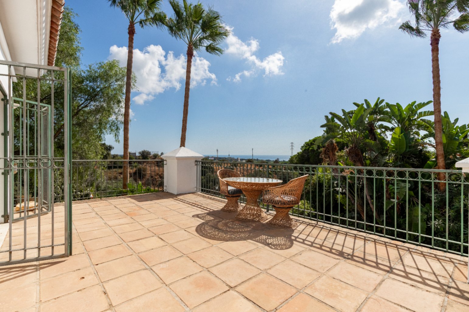 Charmig fristående villa i Marbella Öst – Havsutsikt, mogen trädgård och en unik möjlighet
