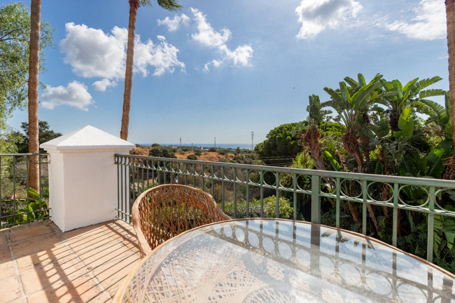 Charmig fristående villa i Marbella Öst – Havsutsikt, mogen trädgård och en unik möjlighet