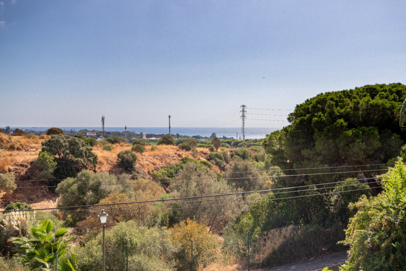 Charmig fristående villa i Marbella Öst – Havsutsikt, mogen trädgård och en unik möjlighet
