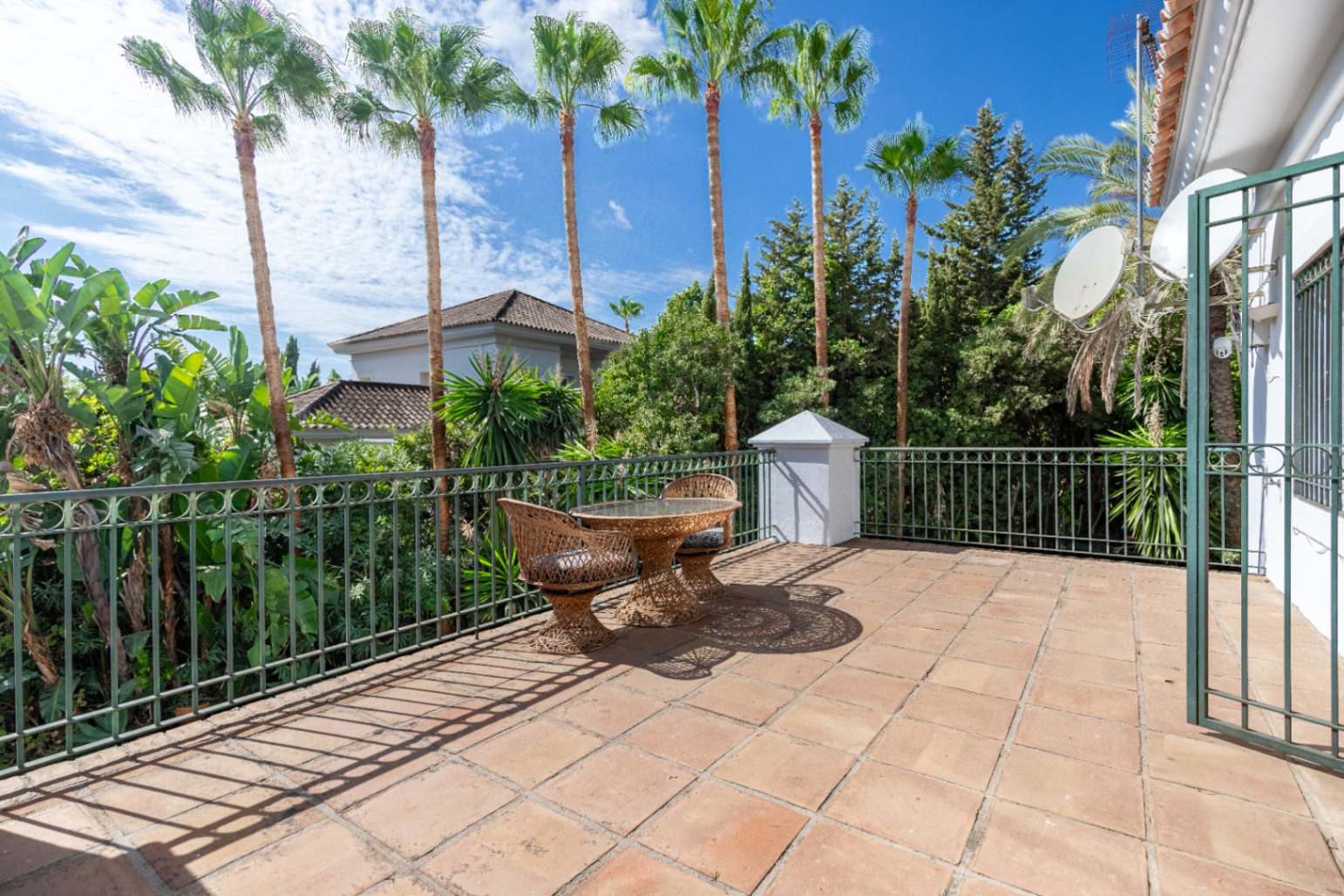 Charmig fristående villa i Marbella Öst – Havsutsikt, mogen trädgård och en unik möjlighet