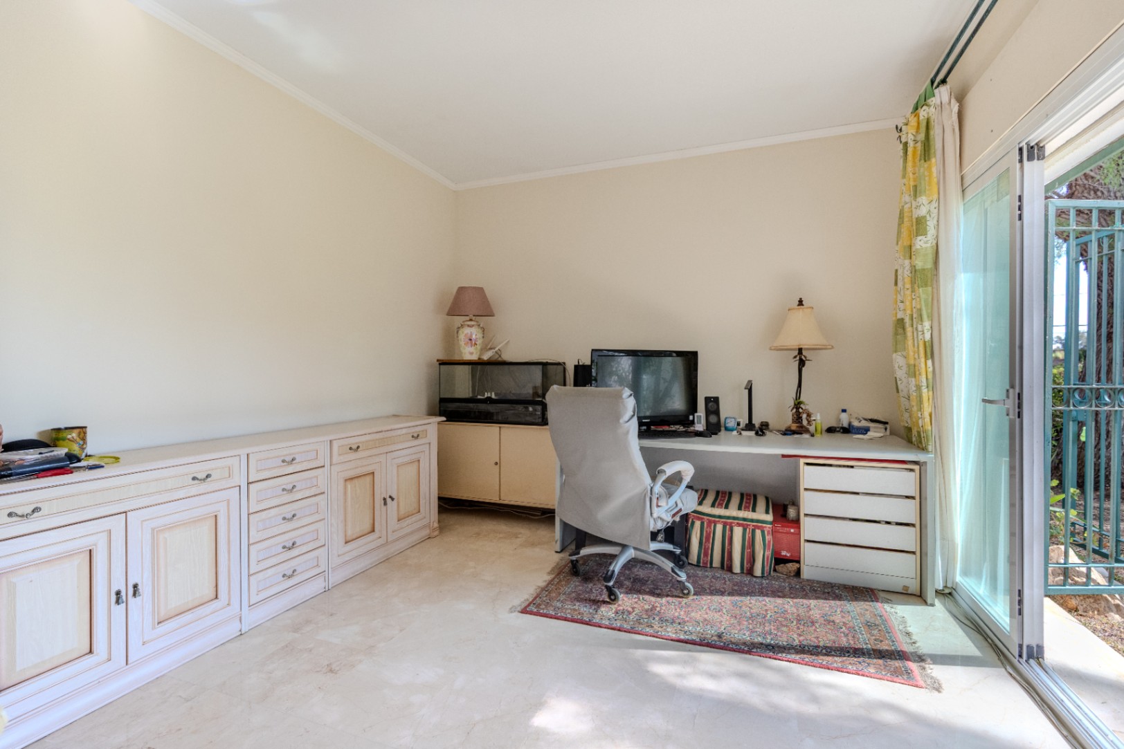 Charmig fristående villa i Marbella Öst – Havsutsikt, mogen trädgård och en unik möjlighet