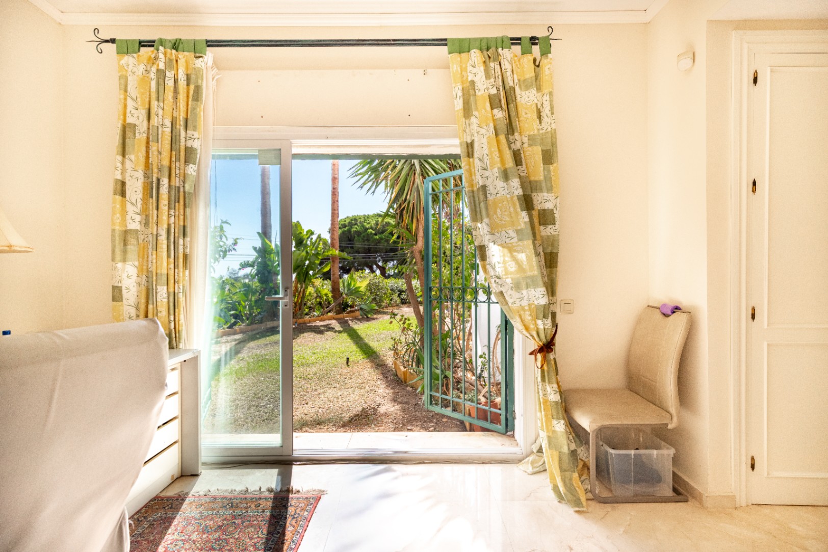 Charmig fristående villa i Marbella Öst – Havsutsikt, mogen trädgård och en unik möjlighet