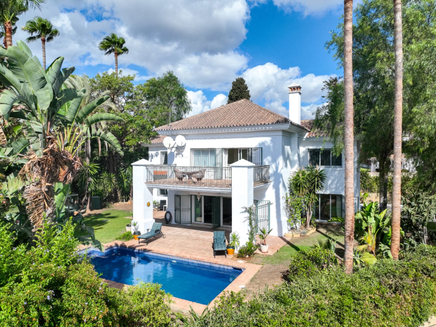 Marbella East M. - Encantadora villa independiente en Marbella Este – Vistas al mar, jardín maduro y una oportunidad irrepetible