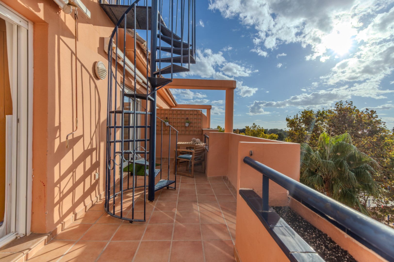 Ático en venta de 3 dormitorios en Marbella con terraza amplia